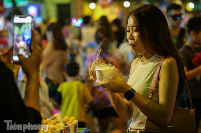 ‘Hốt bạc’ nhờ bán kem nhả khói độc đáo mùa Trung thu Hà Nội ảnh 8