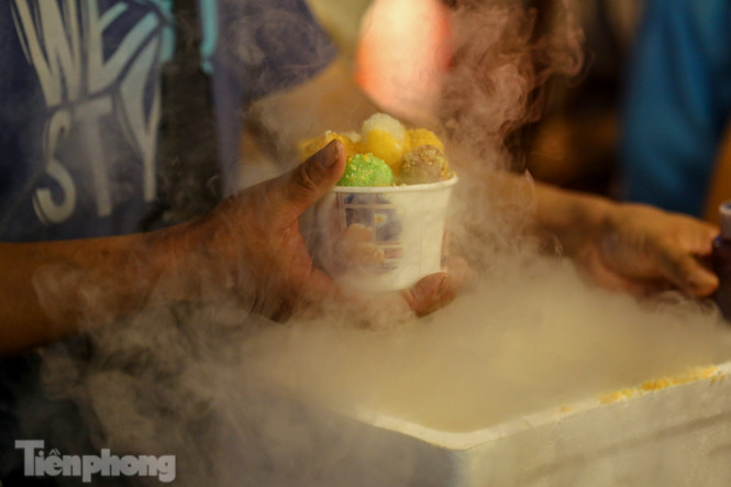 ‘Hốt bạc’ nhờ bán kem nhả khói độc đáo mùa Trung thu Hà Nội ảnh 12