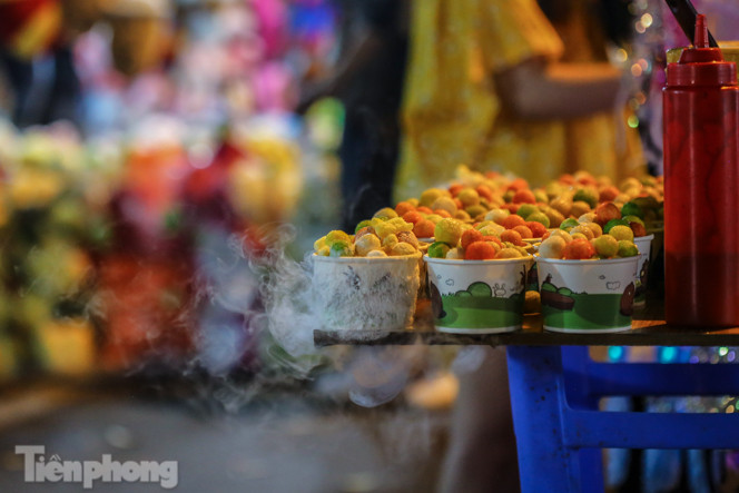 ‘Hốt bạc’ nhờ bán kem nhả khói độc đáo mùa Trung thu Hà Nội ảnh 5