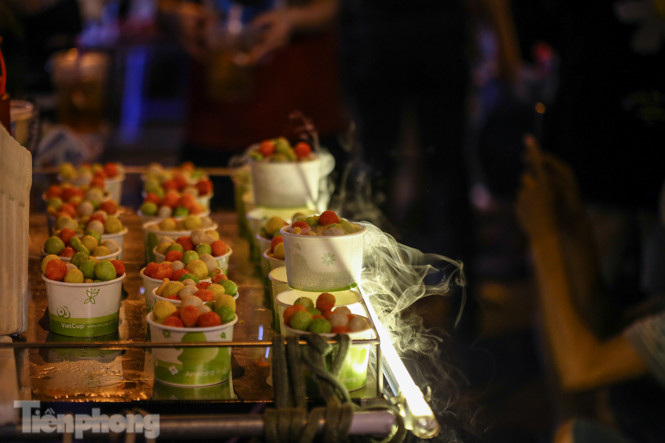 ‘Hốt bạc’ nhờ bán kem nhả khói độc đáo mùa Trung thu Hà Nội ảnh 2