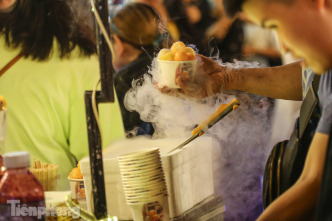 ‘Hốt bạc’ nhờ bán kem nhả khói độc đáo mùa Trung thu Hà Nội ảnh 6
