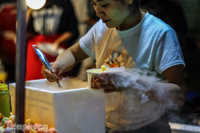‘Hốt bạc’ nhờ bán kem nhả khói độc đáo mùa Trung thu Hà Nội ảnh 3