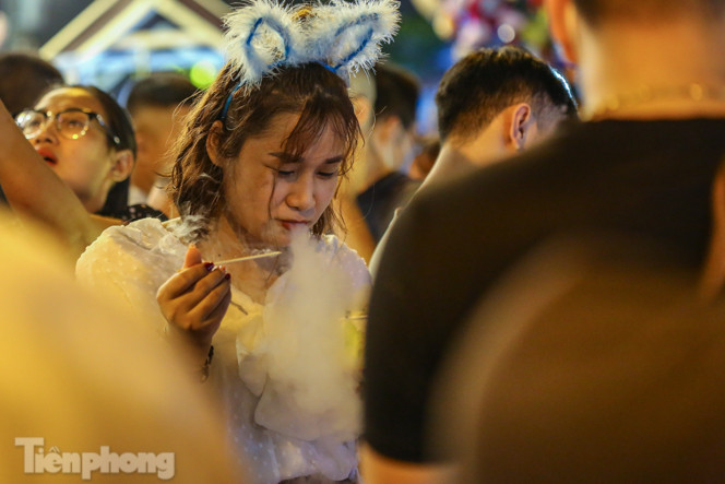 ‘Hốt bạc’ nhờ bán kem nhả khói độc đáo mùa Trung thu Hà Nội ảnh 7