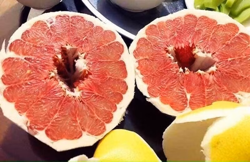 Bưởi Trung Quốc ruột đỏ au: Vỏ vàng không hạt, ngày bán cả tấn ảnh 3