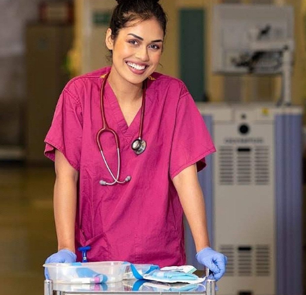 Hoa hậu Anh bị tổn thương mặt vì đeo khẩu trang quá nhiều khi làm bác sĩ chống COVID-19 ảnh 2