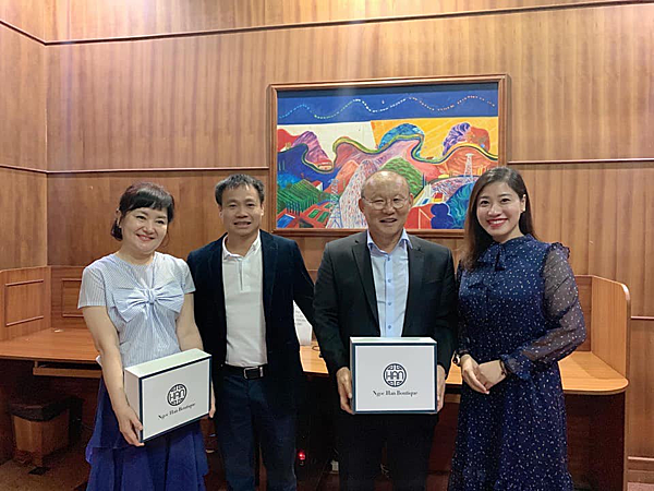 Hoa hậu Ngọc Hân tung ảnh học golf cùng HLV Park Hang Seo và chia sẻ thú vị ảnh 2