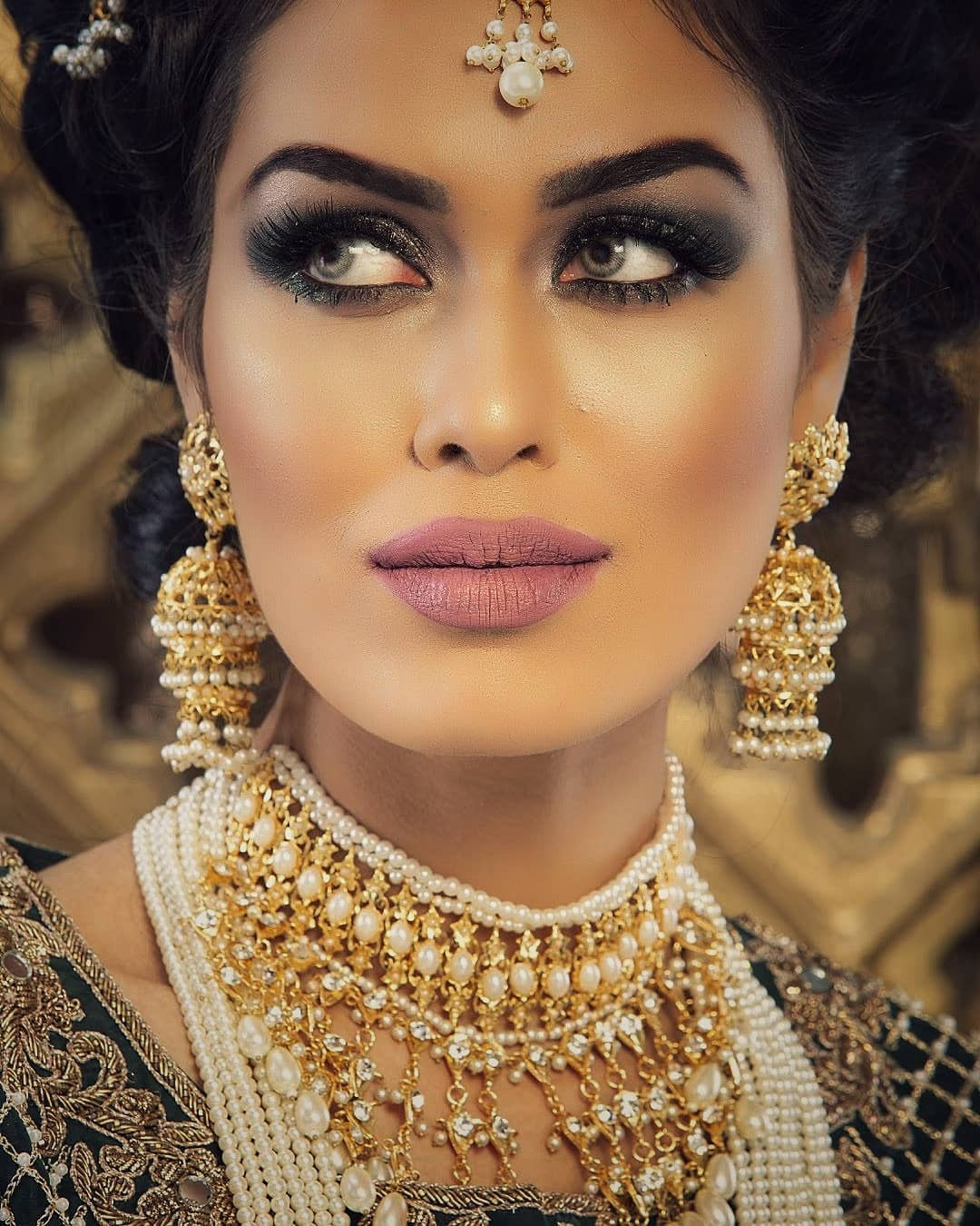 Hoa hậu Anh bị tổn thương mặt vì đeo khẩu trang quá nhiều khi làm bác sĩ chống COVID-19 ảnh 3