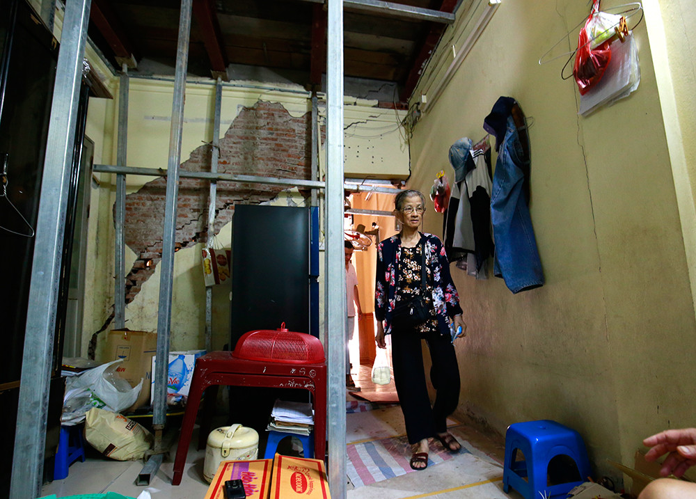 Những ngôi nhà ‘chống nạng’ ở Hà Nội ảnh 1