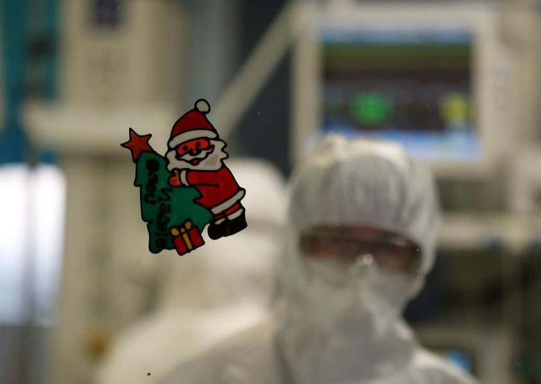 Bệnh nhân COVID-19 đón Giáng sinh buồn trong bệnh viện ảnh 15