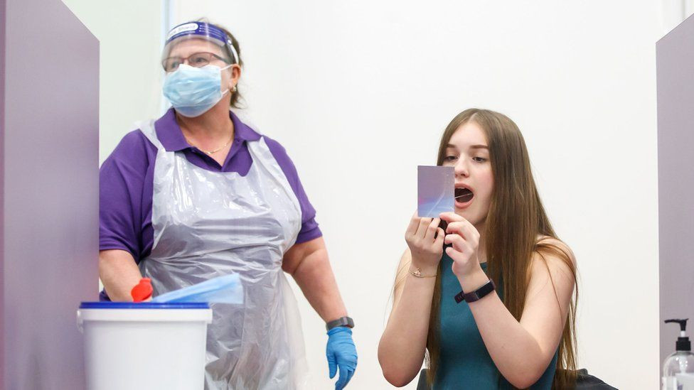 COVID-19 'hạ nhiệt', Anh nới lỏng phong tỏa, hàng triệu học sinh trở lại trường học ảnh 2