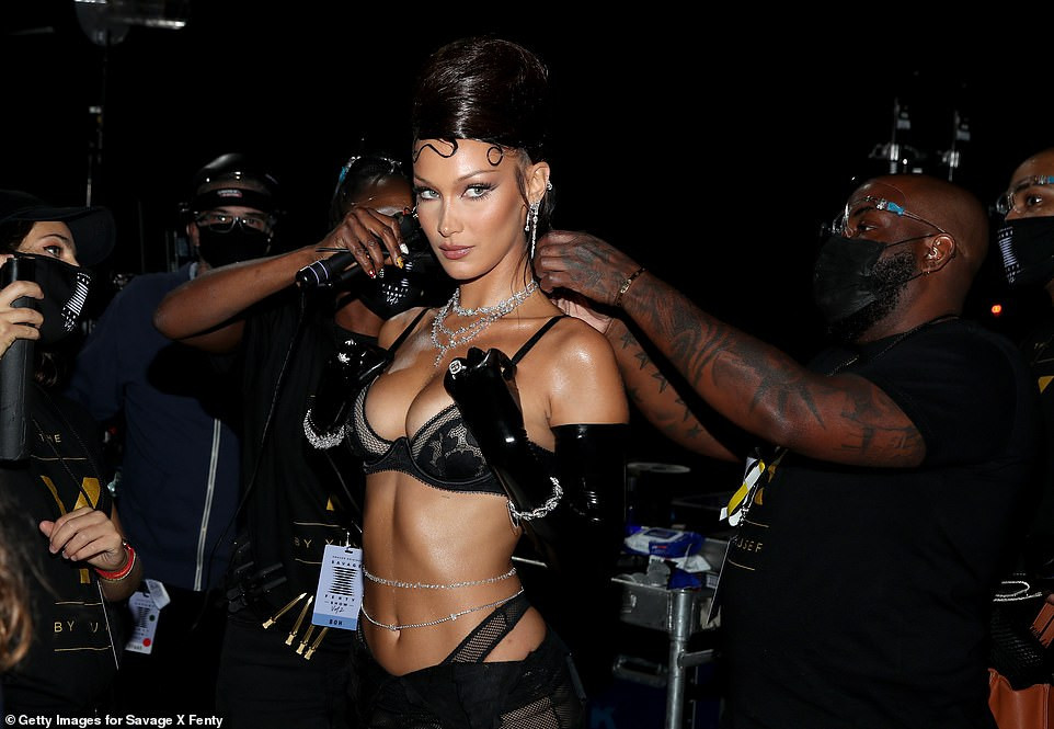 Bella Hadid, Irina Shayk và Cara Delevingne quy tụ trong đêm hội nội y của Rihanna ảnh 4