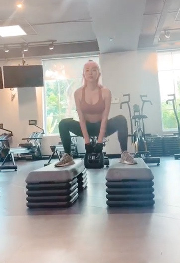 Tóc Tiên chê eo ‘con kiến’, tiết lộ 'vòng eo con người' của mình ảnh 7