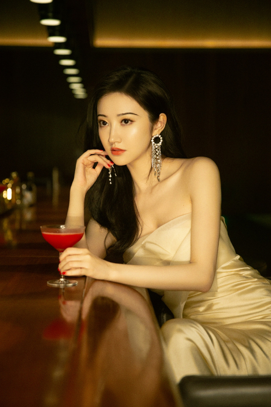 ‘Đệ nhất mỹ nữ Bắc Kinh’ Cảnh Điềm quyến rũ với đầm quây, vai trần nuột nà ảnh 2