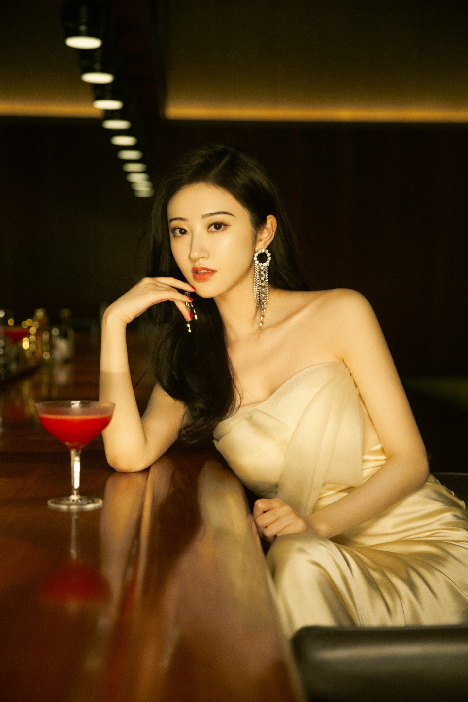 ‘Đệ nhất mỹ nữ Bắc Kinh’ Cảnh Điềm quyến rũ với đầm quây, vai trần nuột nà ảnh 3