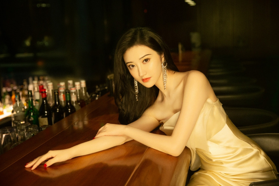 ‘Đệ nhất mỹ nữ Bắc Kinh’ Cảnh Điềm quyến rũ với đầm quây, vai trần nuột nà ảnh 5