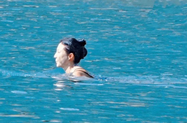 Người tình 'vụng trộm' của Thành Long lần hiếm hoi khoe thân hình tuổi 47 gây ‘sốt’ ảnh 5