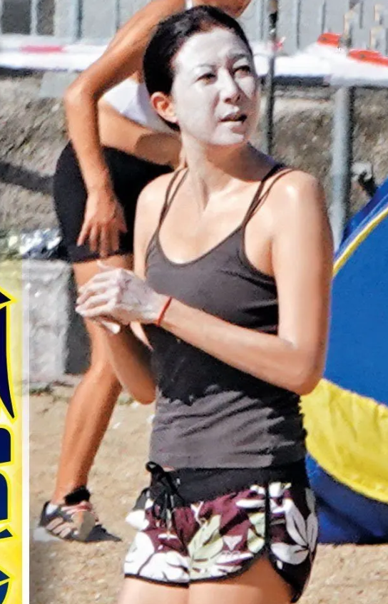 Người tình 'vụng trộm' của Thành Long lần hiếm hoi khoe thân hình tuổi 47 gây ‘sốt’ ảnh 2