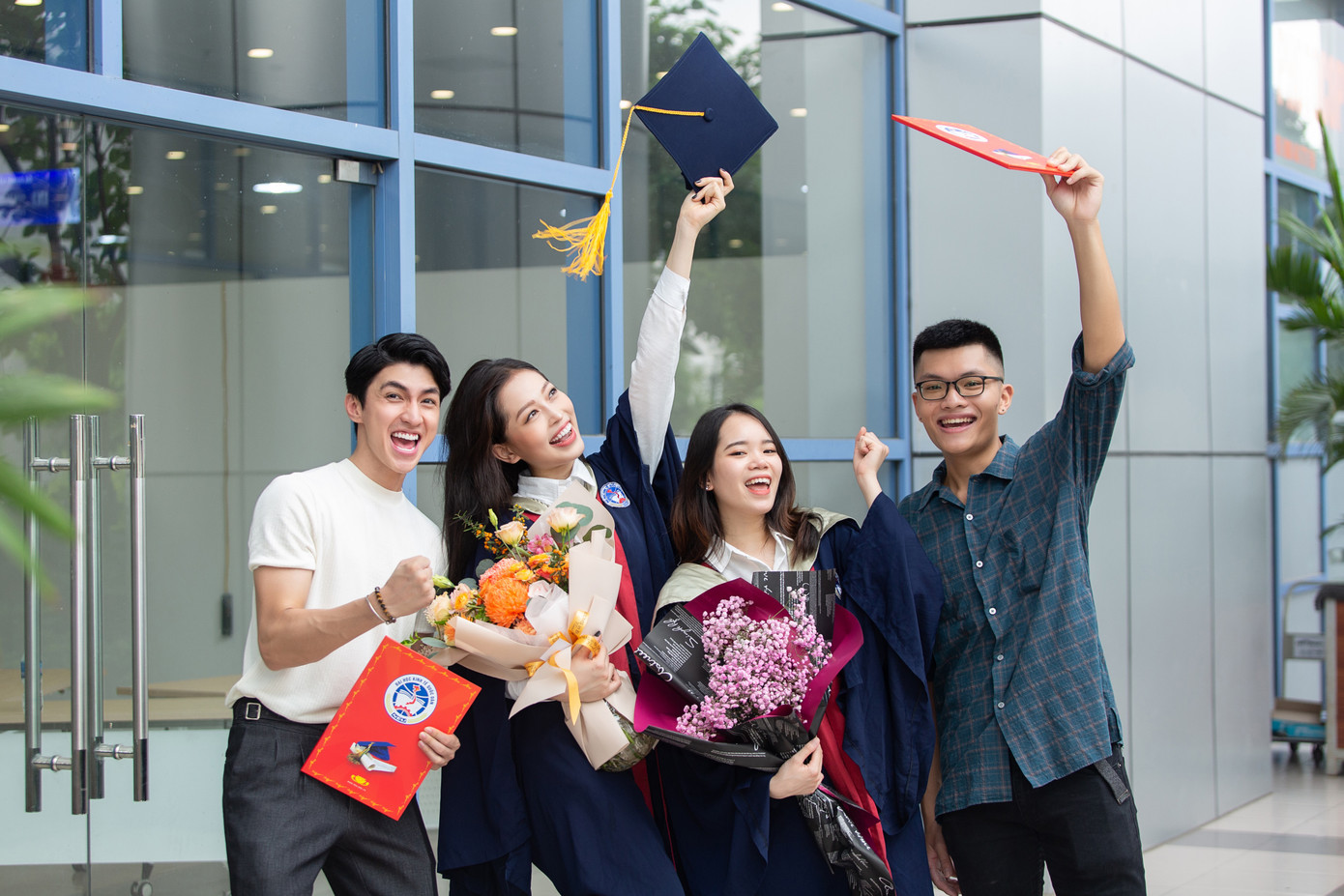 Phương Nga rạng rỡ cùng bạn trai Bình An tại buổi lễ tốt nghiệp đại học ảnh 6