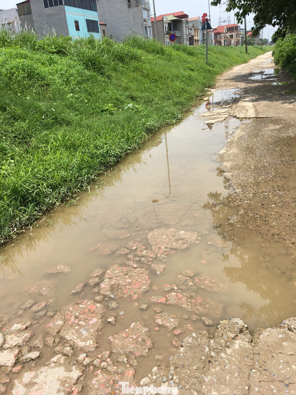 Đường Thủ đô lầy lội giữa ngày nắng, dân đổ gạch lấp 'ổ trâu' không xuể ảnh 5