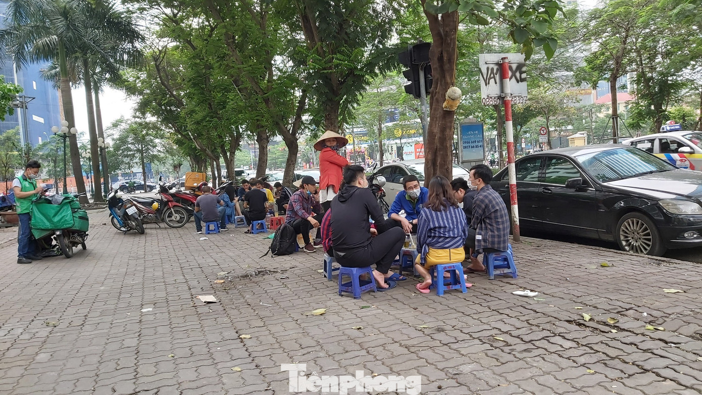 Bất chấp khuyến cáo, trà đá vỉa hè Hà Nội vẫn tấp nập khách ảnh 1