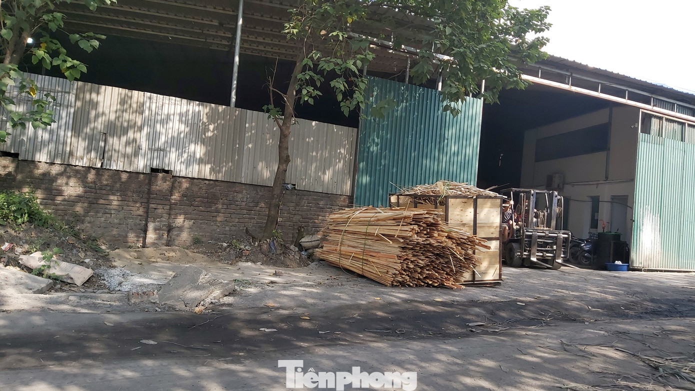 Cận cảnh nhà xưởng 'nhảy dù' dày đặc xuống đất ruộng ngoại thành Hà Nội ảnh 9