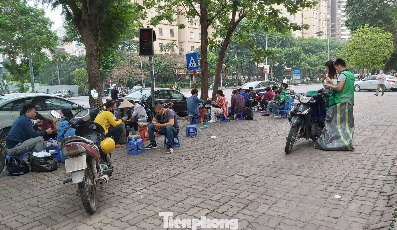 Bất chấp khuyến cáo, trà đá vỉa hè Hà Nội vẫn tấp nập khách ảnh 2