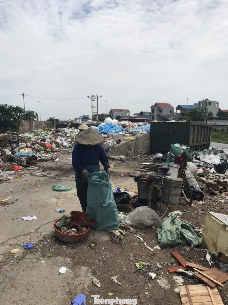 500 hộ dân ở Hà Nội kêu cứu về bãi rác, chính quyền đùn đẩy trách nhiệm ảnh 1