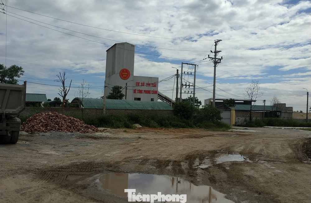 Nhan nhản trạm bê tông, bãi cát trái phép ở đoạn đê sông Hồng bị cày nát ảnh 8