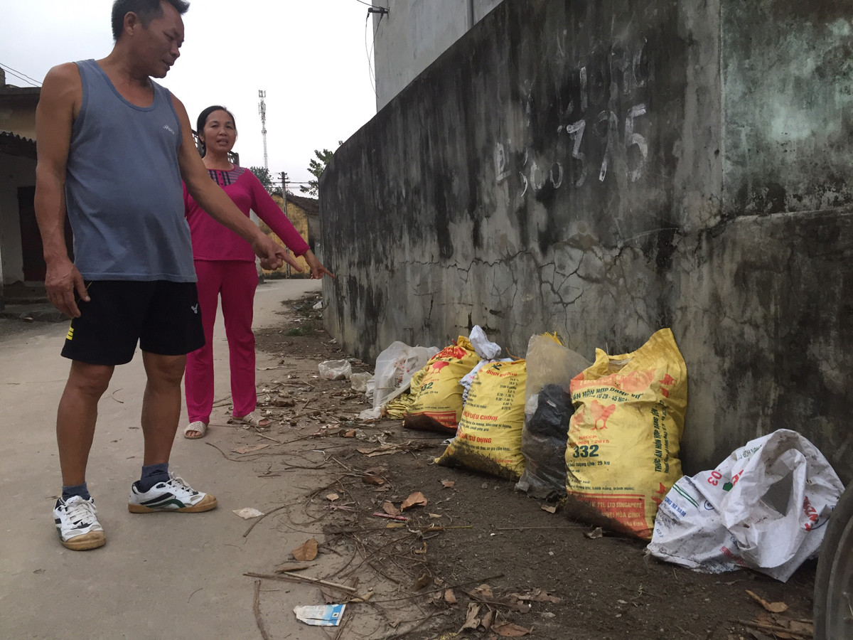 Bãi rác khổng lồ không được xử lý, dân dựng rào chặn xe rác ở Hà Nội ảnh 4