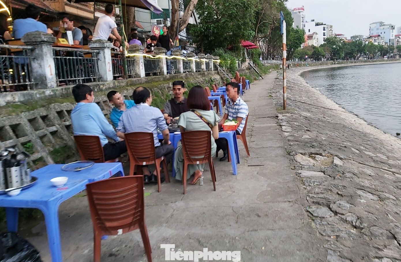 Quán bia ở Hà Nội tràn vỉa hè, đông đúc giữa dịch COVID-19 ảnh 2