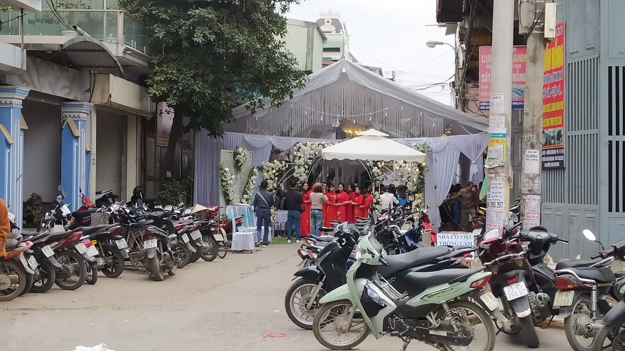 Chuyên gia lên tiếng về tình trạng chặn đường dựng rạp đám cưới ảnh 1