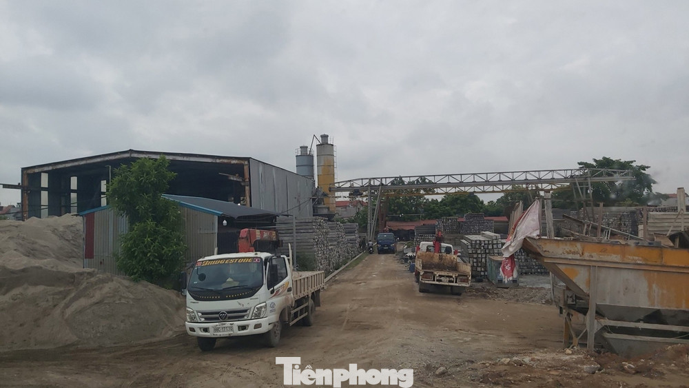 Nhan nhản trạm bê tông, bãi cát trái phép ở đoạn đê sông Hồng bị cày nát ảnh 10