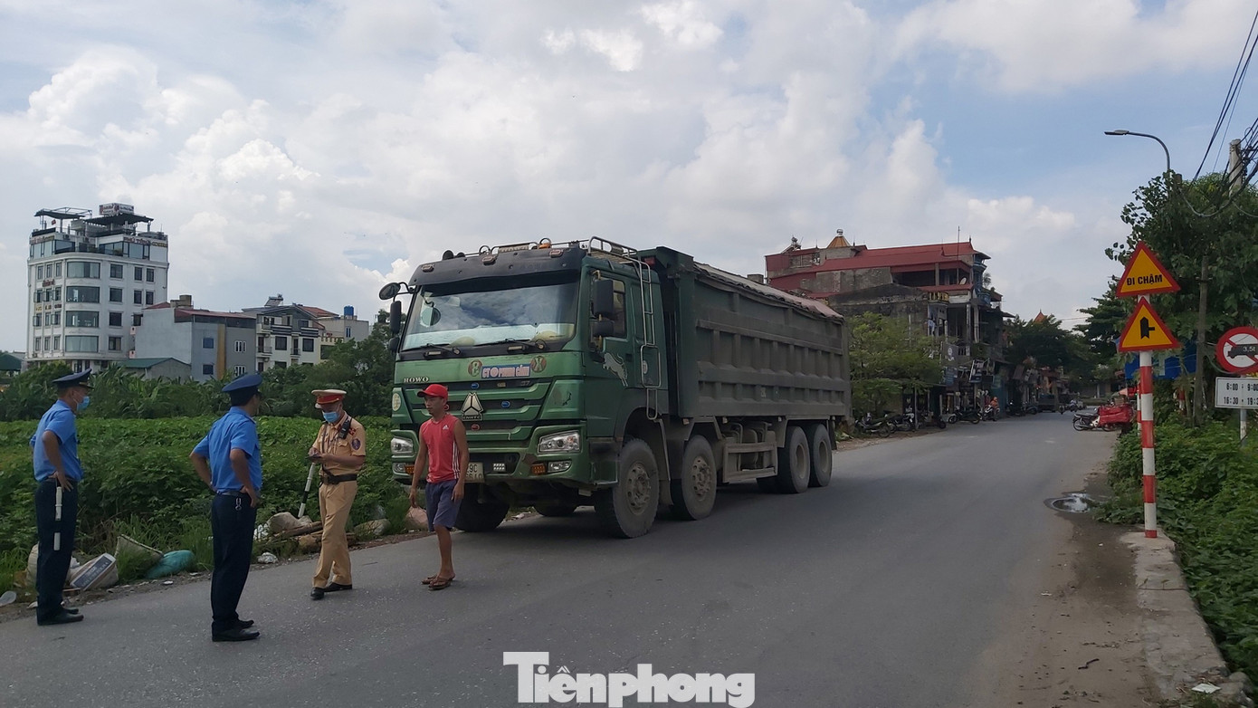 Xử phạt nhiều xe quá tải, cơi nới thùng tàn phá đê sông Hồng ảnh 1