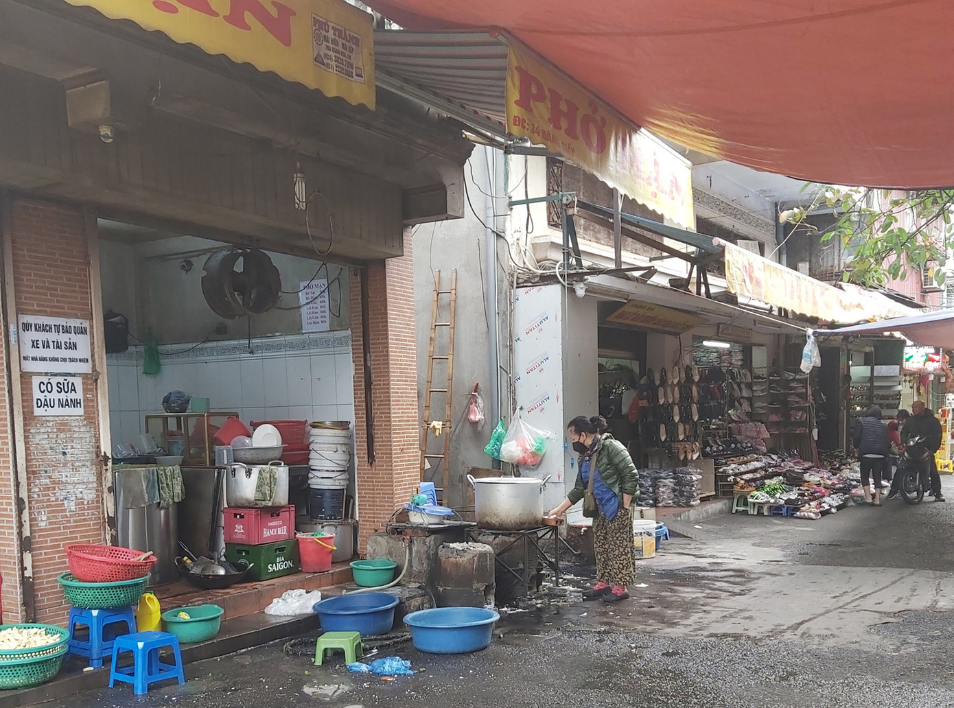 Người dân Thủ đô bức bối, ngột ngạt vì quán ăn dùng bếp than tổ ong ảnh 7