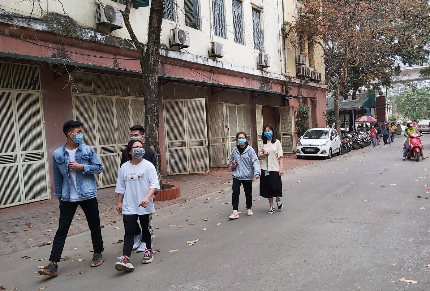 Đủ 'chiêu' phòng dịch ngày đầu tiên sinh viên Hà Nội trở lại giảng đường ảnh 13