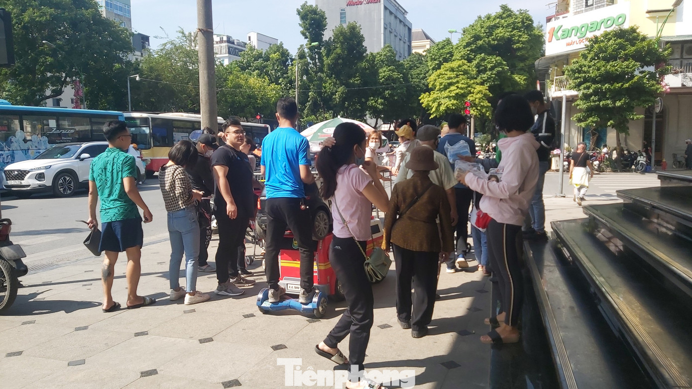 Khẩu trang dạo đắt hàng trên phố đi bộ Hồ Hoàn Kiếm ảnh 4