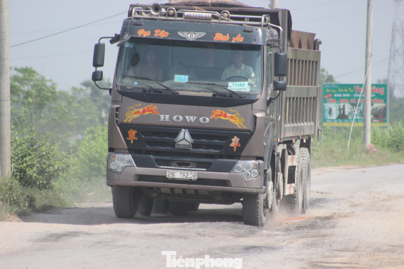 Xe quá tải cày nát đê sông Hồng: Sở sốt ruột, huyện im lặng ảnh 2