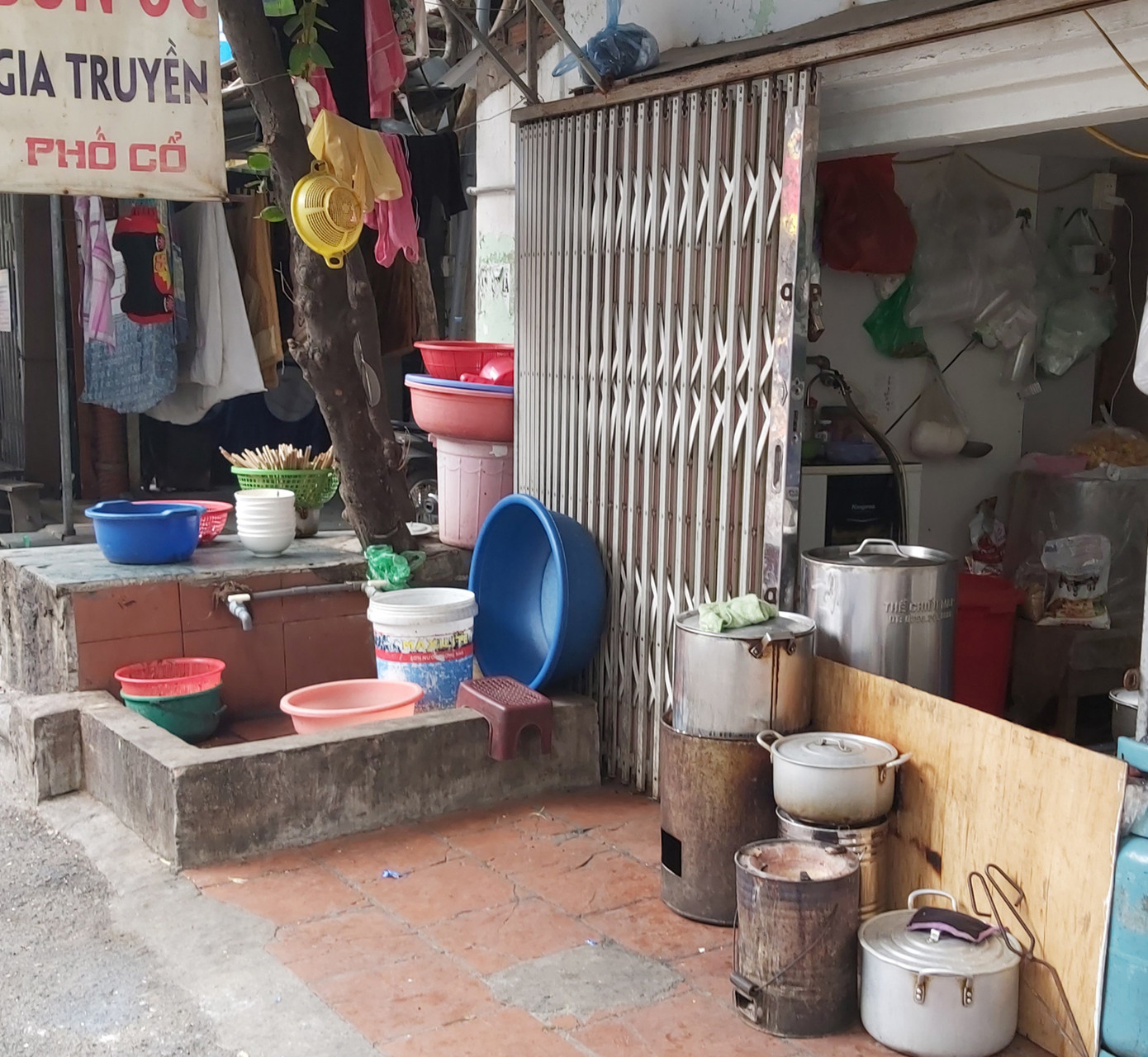 Người dân Thủ đô bức bối, ngột ngạt vì quán ăn dùng bếp than tổ ong ảnh 3