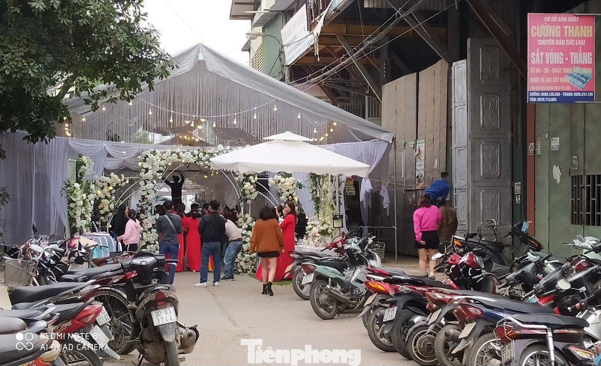 Gần Tết, Hà Nội nở rộ dựng rạp đám cưới giữa lòng đường ảnh 3