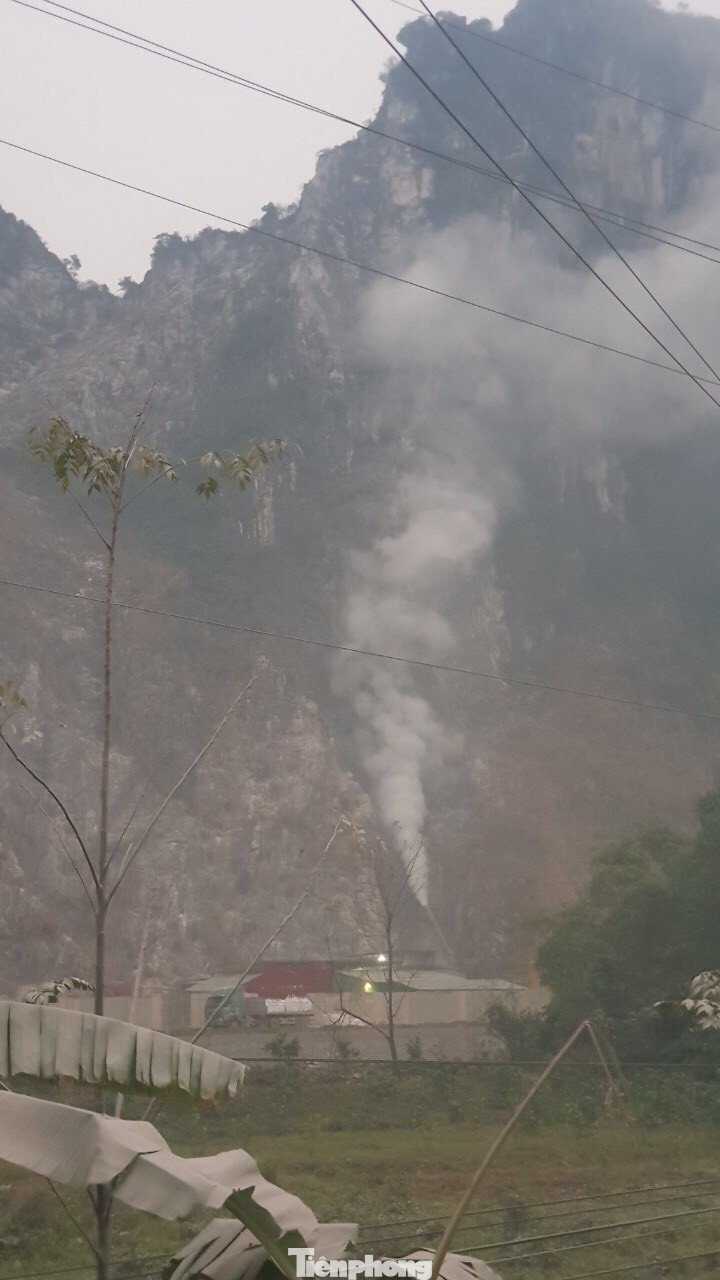 Lò đốt thải khói độc, nước đen ngòm cạnh vách núi ngoại thành Hà Nội ảnh 3