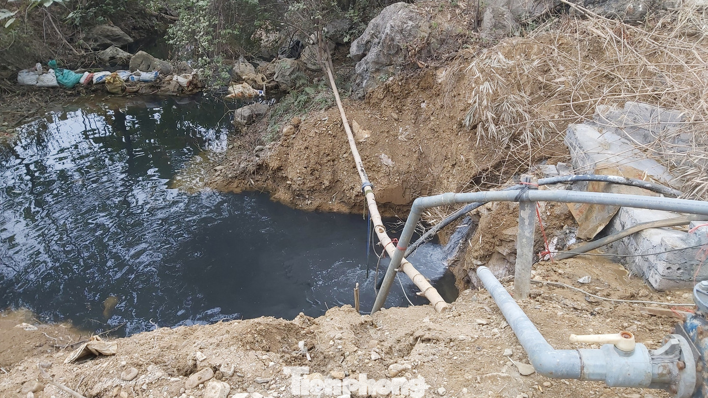 Lò đốt thải khói độc, nước đen ngòm cạnh vách núi ngoại thành Hà Nội ảnh 5