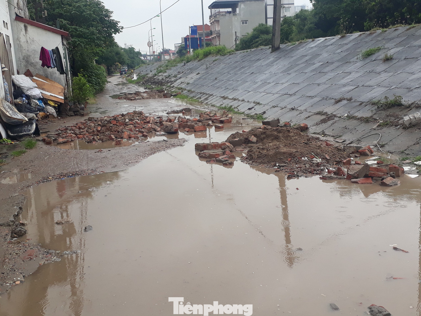 Đường Thủ đô lầy lội giữa ngày nắng, dân đổ gạch lấp 'ổ trâu' không xuể ảnh 4