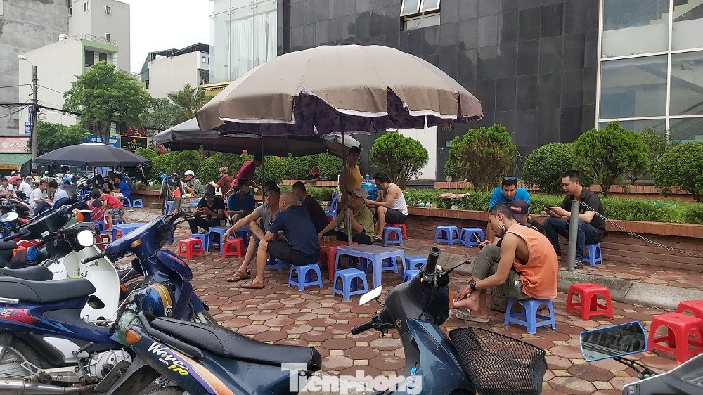 Người Hà Nội vẫn 'bám trụ' trà đá vỉa hè, không đeo khẩu trang ảnh 3