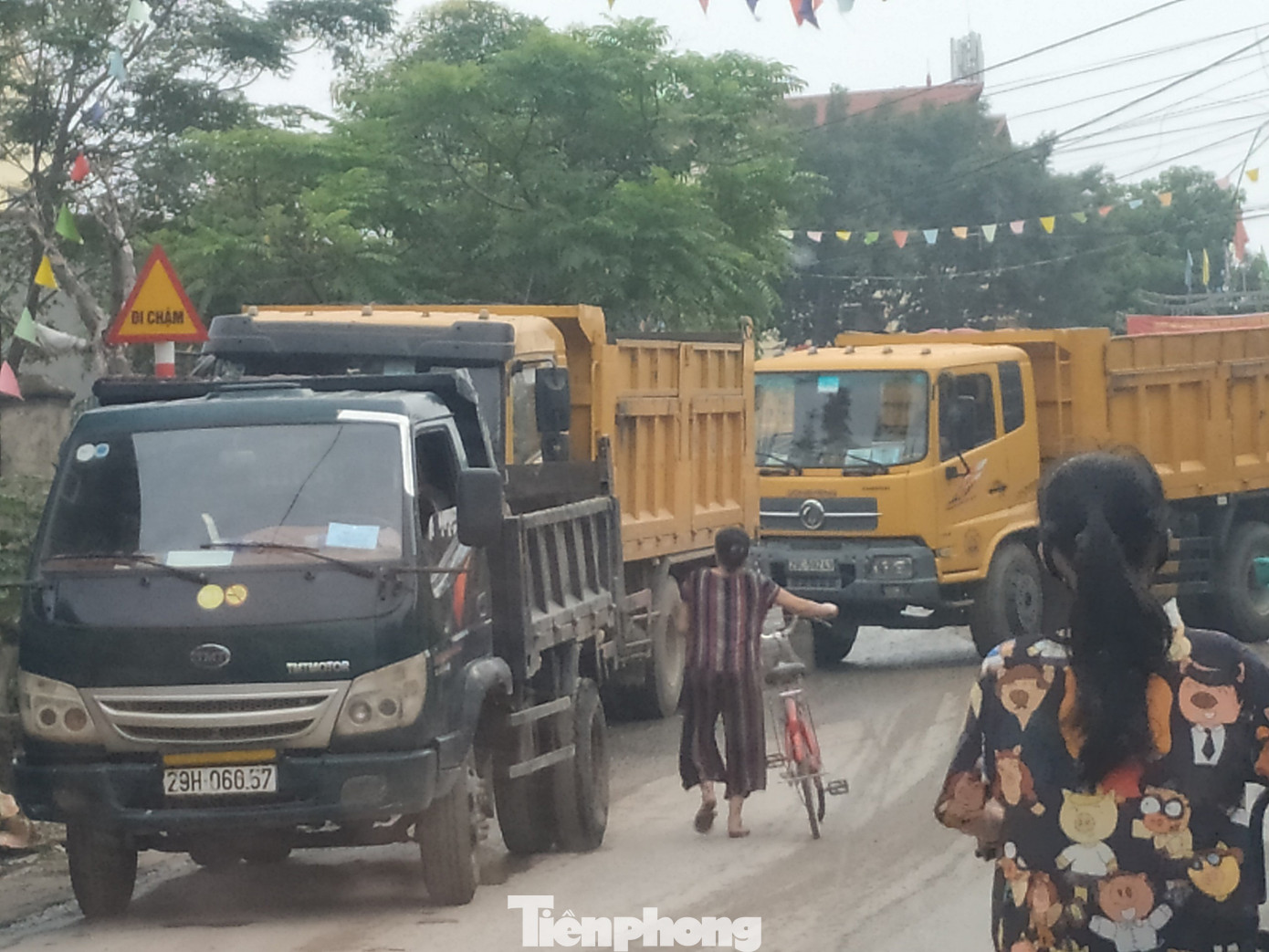 Xe quá tải, cơi nới tung hoành, tàn phá đê sông Hồng đoạn qua Hà Nội ảnh 12