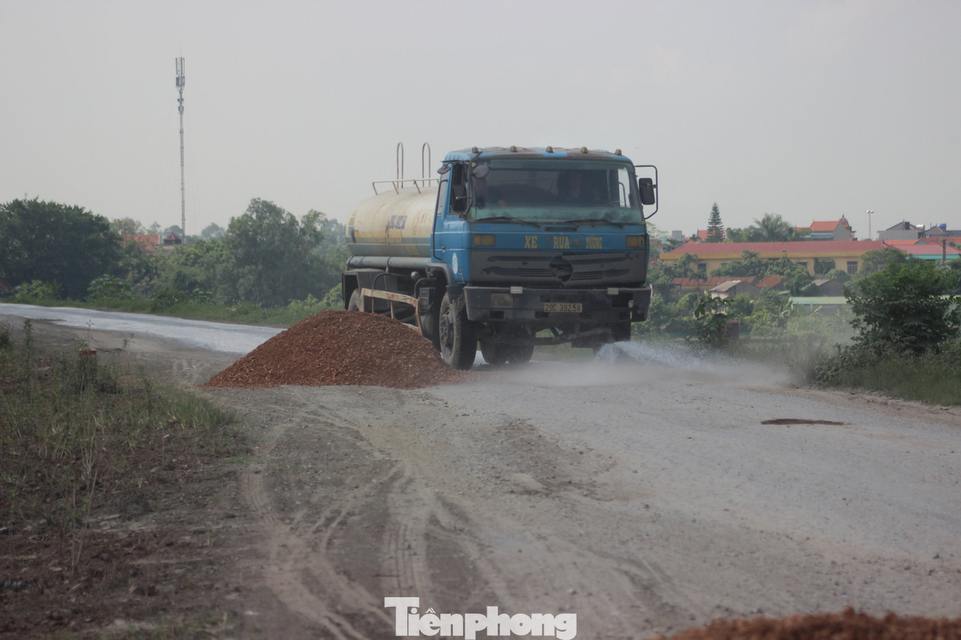 Xe quá tải, cơi nới tung hoành, tàn phá đê sông Hồng đoạn qua Hà Nội ảnh 10