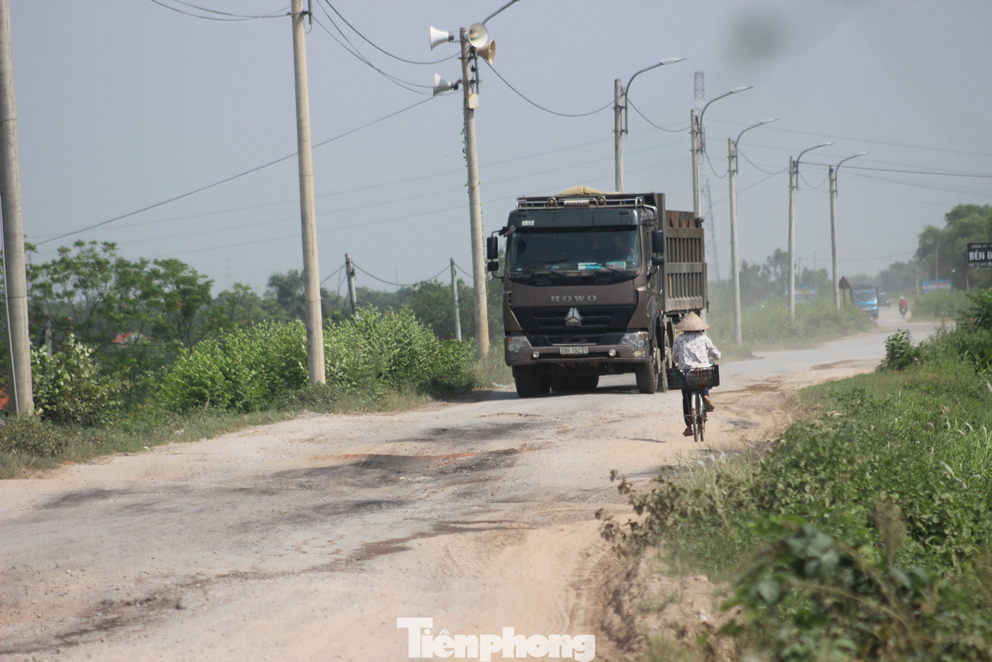 Xe quá tải, cơi nới tung hoành, tàn phá đê sông Hồng đoạn qua Hà Nội ảnh 7