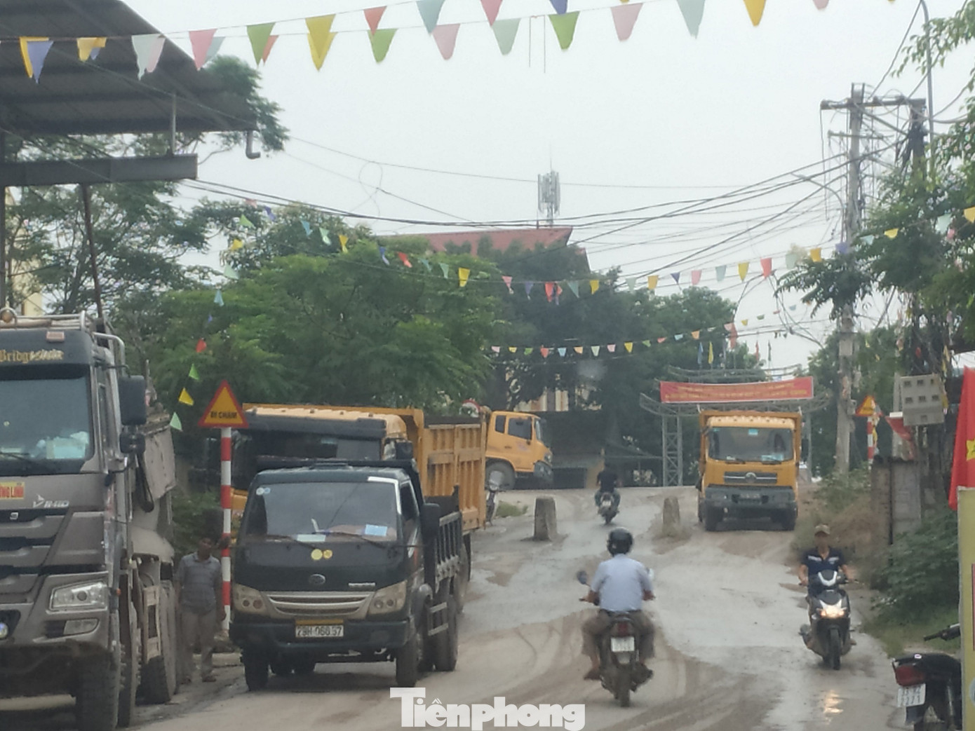 Xe quá tải, cơi nới tung hoành, tàn phá đê sông Hồng đoạn qua Hà Nội ảnh 13