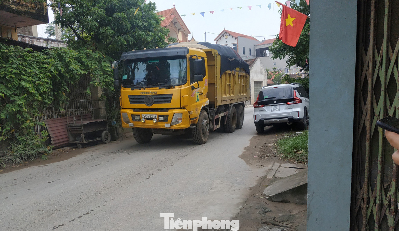 Xe quá tải, cơi nới tung hoành, tàn phá đê sông Hồng đoạn qua Hà Nội ảnh 15