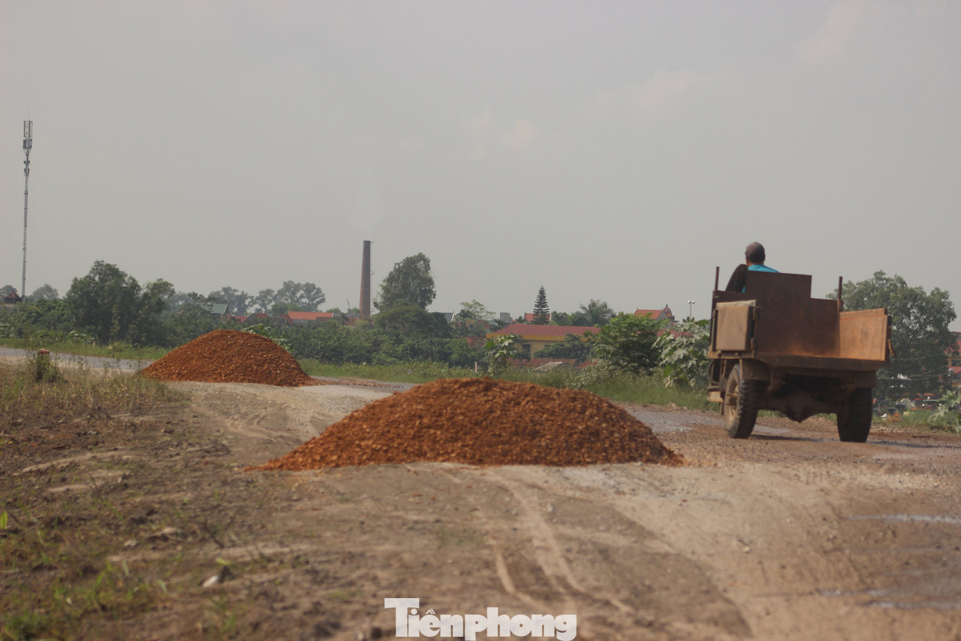 Xe quá tải, cơi nới tung hoành, tàn phá đê sông Hồng đoạn qua Hà Nội ảnh 9