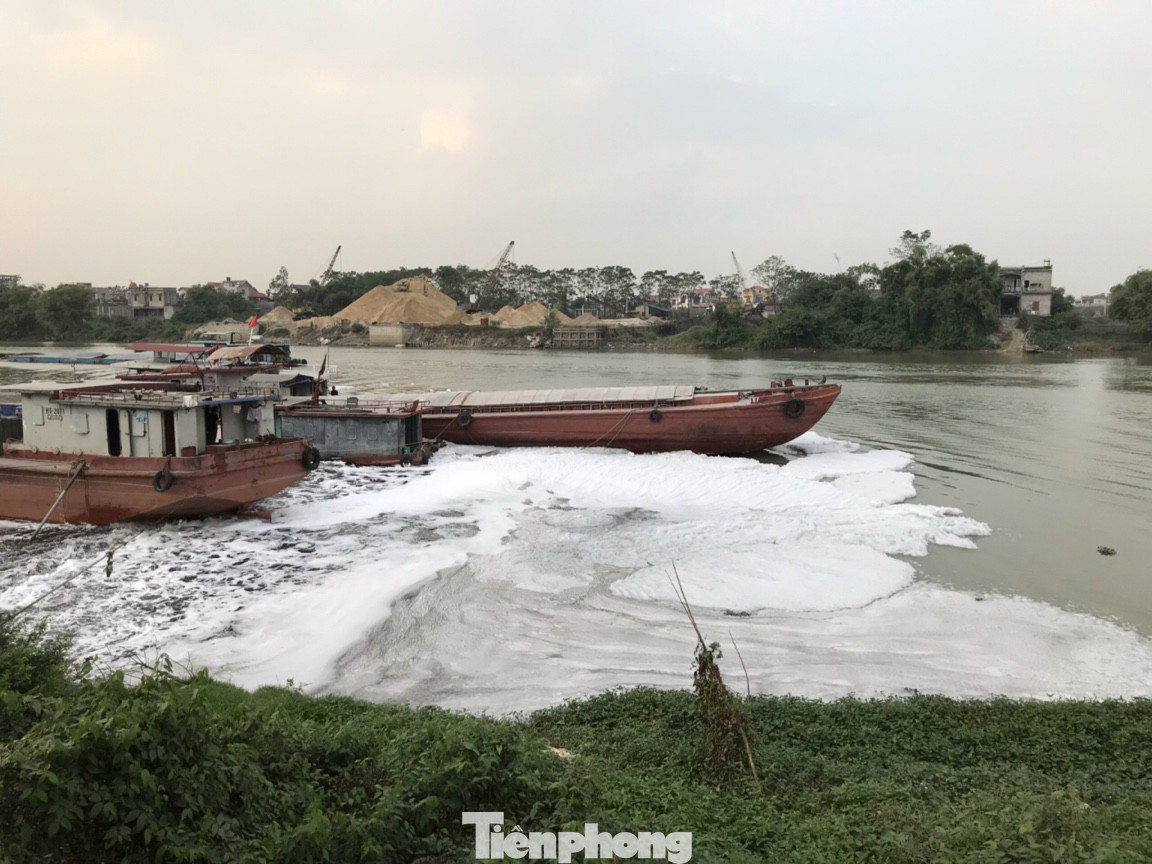 Ghê sợ dòng kênh đen sủi bọt đổ ra sông lớn ở Bắc Ninh ảnh 7